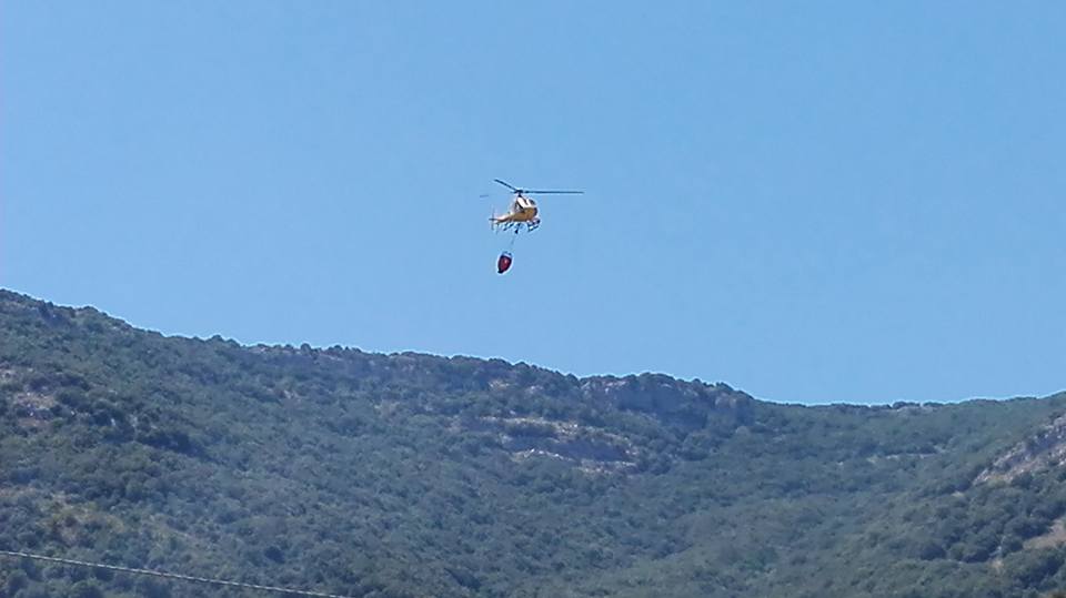 L'elicottero intervenuto sull'incendio