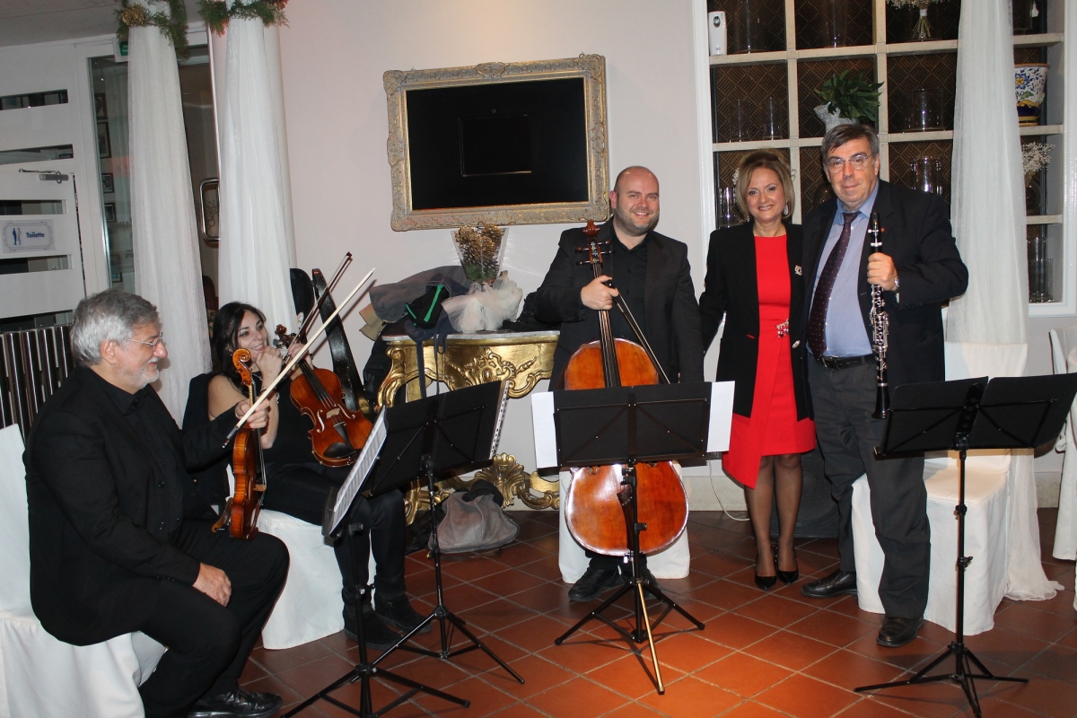 Paola-Savioli-con-il-Maestro-Bruno-Di-Girolamo-e-i-musicisti.jpg